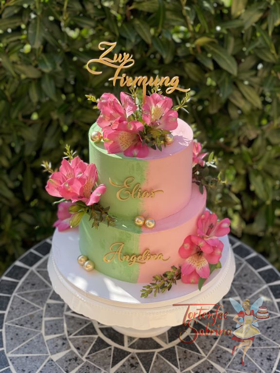 Firmungstorte - Halb grün, halb rosa so wurde die zweistöckige Torte mit Creme eingestrichen und mit Blumen verziert.