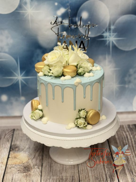 Firmungstorte - Himmelblauer Drip verziert neben goldenen Macarons und Caketopper die Torte. Weiße Rosen fehlen auch nicht.