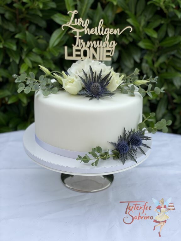 Firmungstorte - Rose und Distel zieren die schlichte weiße Torte, ganz oben auf der Torte ist der persönliche Cake-Topper.