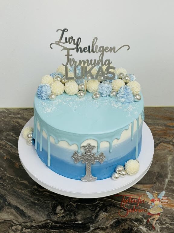 Firmungstorte - Silbernes Kreuz auf blauem Drip Cake, oben ist die Torte mit Süßigkeiten und einem personalisiertem Cake-Topper.