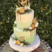 Firmungstorte - Fliegende Taube in goldener Farbe ist auf der Torte und dem Caketopper als Blickfang platziert.
