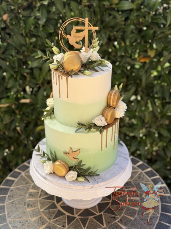 Firmungstorte - Fliegende Taube in goldener Farbe ist auf der Torte und dem Caketopper als Blickfang platziert.