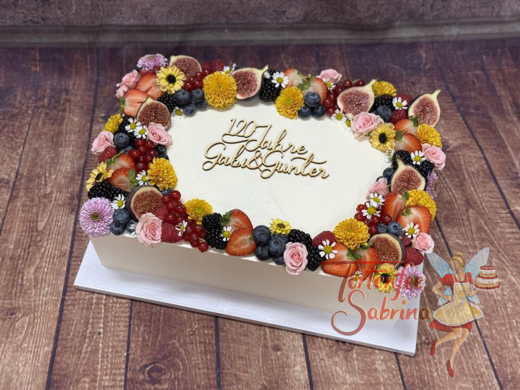 Geburtstagstorte Erwachsene - 120 Jahre feiern 2 Jubilare gemeinsam, die eckige Torte wurde mit Blumen, Früchten und Caketopper verziert.