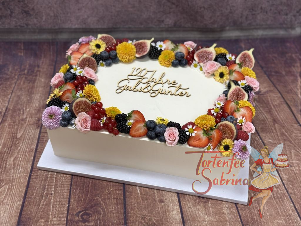Geburtstagstorte Erwachsene - 120 Jahre feiern 2 Jubilare gemeinsam, die eckige Torte wurde mit Blumen, Früchten und Caketopper verziert.