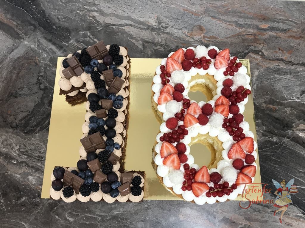 Geburtstagstorte Erwachsene - 2 färbiger 18er. Dieser Naked Cake in Form der 18 wurde mit Früchten und Süßigkeiten dekoriert.
