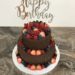 Geburtstagstorte Erwachsene - 2 mal voll mit Früchten. Dieser Drip Cake wurde mit vielen verschiedenen Beeren dekoriert und ein Cake Topper bildet den Abschluß.