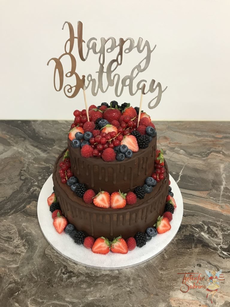 Geburtstagstorte Erwachsene - 2 mal voll mit Früchten. Dieser Drip Cake wurde mit vielen verschiedenen Beeren dekoriert und ein Cake Topper bildet den Abschluß.