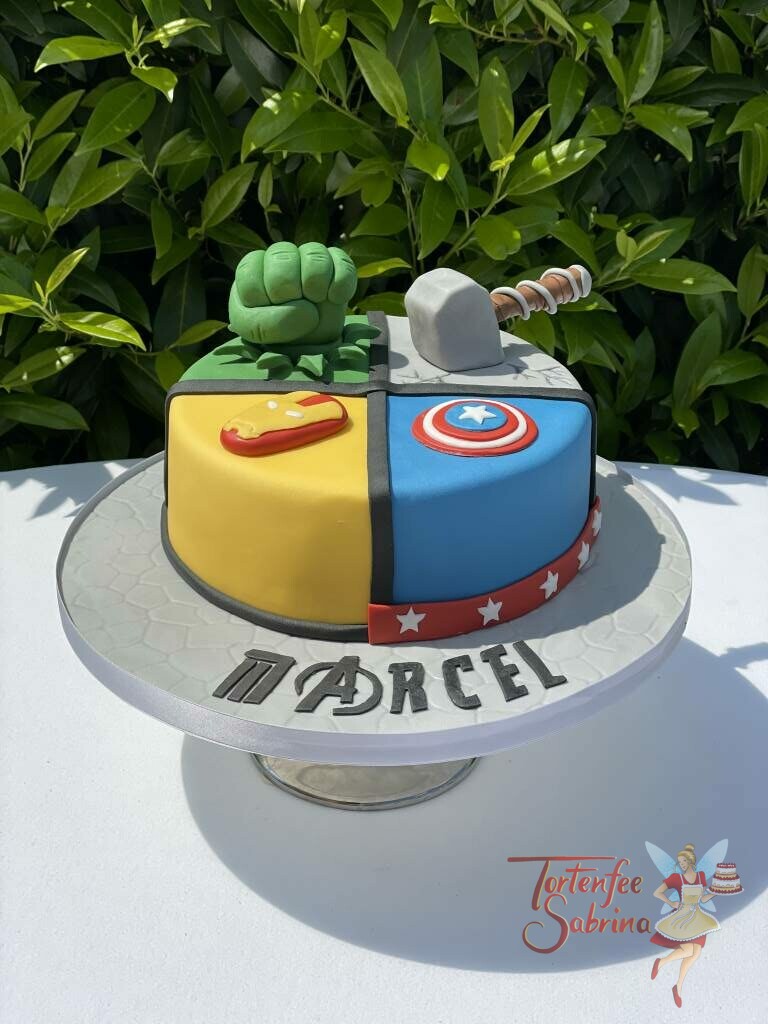 Geburtstagstorte Buben - 4 Avengers treffen sich auf der Torte und teilen diese für Hulk, Thor, Ironman und Captain Amerika.