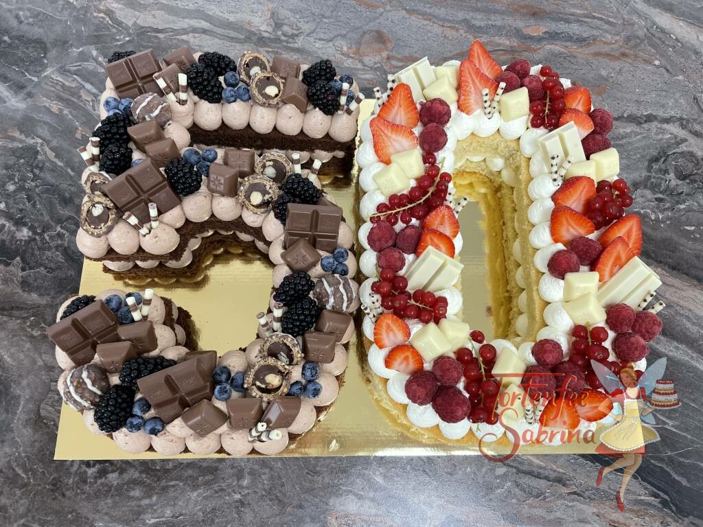Geburtstagstorte Erwachsene - 50er mit Brmbeeren und Erdbeeren sowie vielen verschiedenen Süßigkeiten in hell und dunkel.
