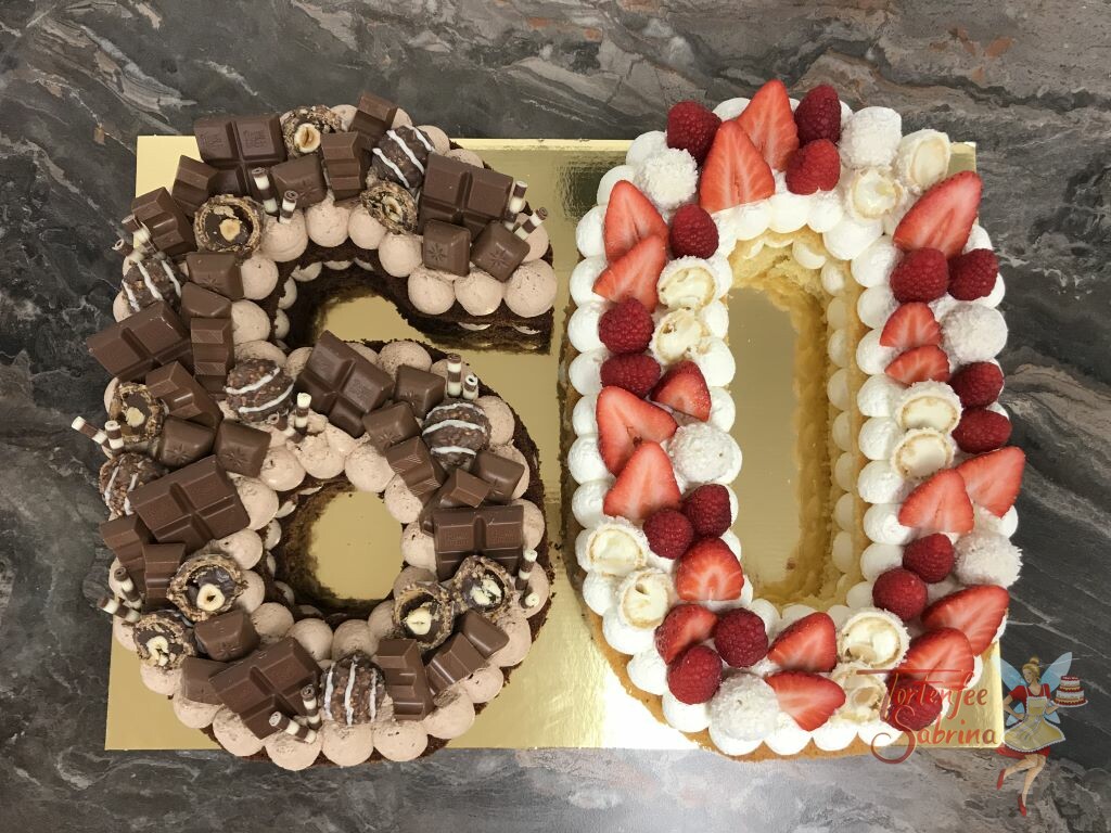Geburtstagstorte Erwachsene - 60er scholkoladig und fruchtig ist dieser Number Cake, verziert mit Erdbeeren, Himbeeren und verschiedenen Süßigkeiten.
