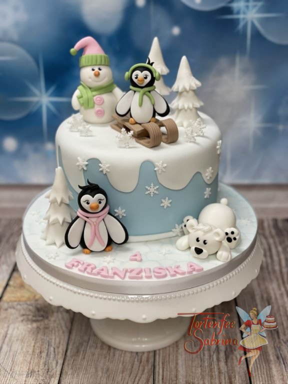 Geburtstagstorte Mädchen - Ab in den Schnee heißt es für die Pinguine und den Eisbären, denn es wartet schon der Schneemann.