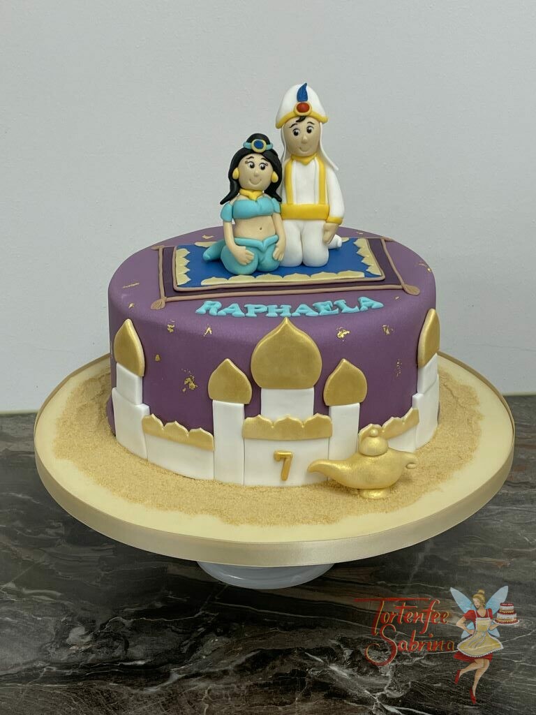Geburtstagstorte Mädchen - Aladdin und Jasmin auf dem fliegenden Teppich über ihrer Stadt Agrabah umgeben von feinem Sand.