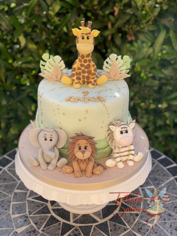 Geburtstagstorte - Alle Dschungeltiere feiern mit der Giraffe, unter den Gratulanten befindet sich der Elefant, der Löwe und das Zebra.