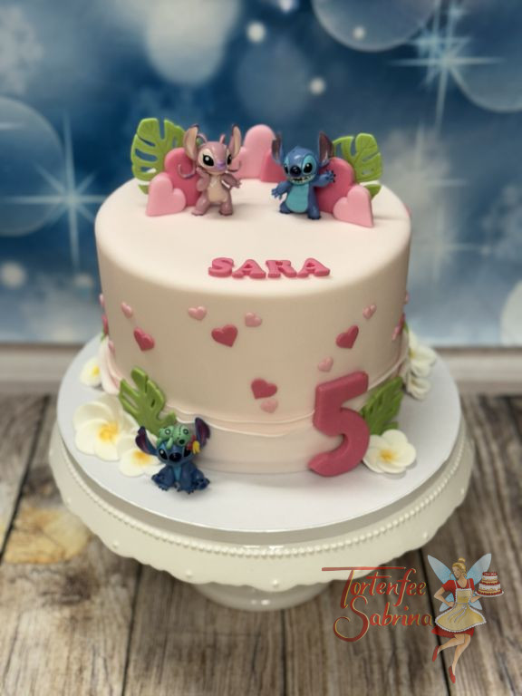 Geburtstagstorte Mädchen - Angel und Stitch sind gemeinsam auf der Torte und freuen sich über die vielen rosa Herzen.