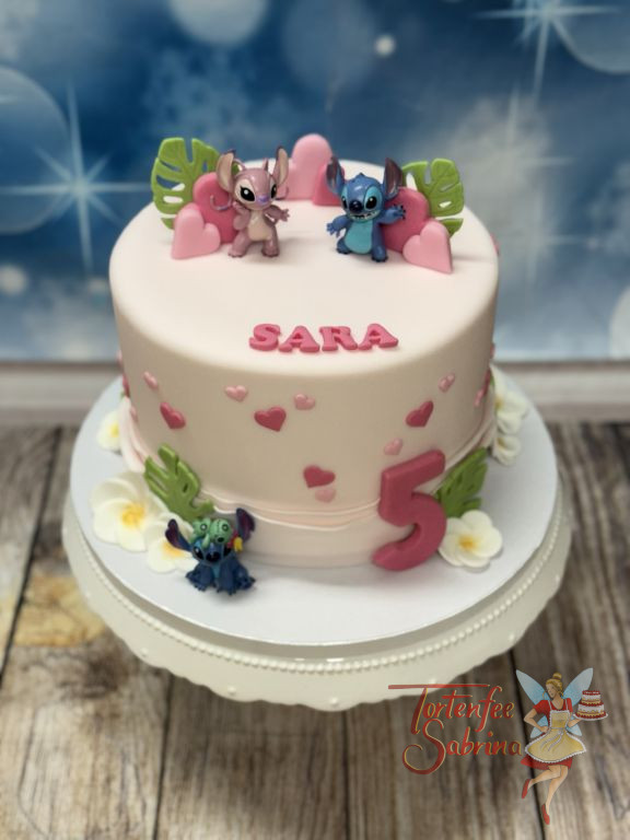 Geburtstagstorte Mädchen - Angel und Stitch sind gemeinsam auf der Torte und freuen sich über die vielen rosa Herzen.