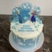Geburtstagstorte Mädchen - Anna und Elsa in der Eiswelt sind hier auf der Torte zu sehen, ein weißer Drip ziert ebenso die Torte.