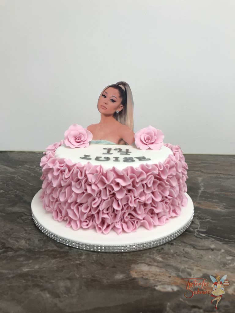 Geburtstagstorte Mädchen - Ariana Grande mit Rosenblüten, rosa Rüschen und Glitzerband.