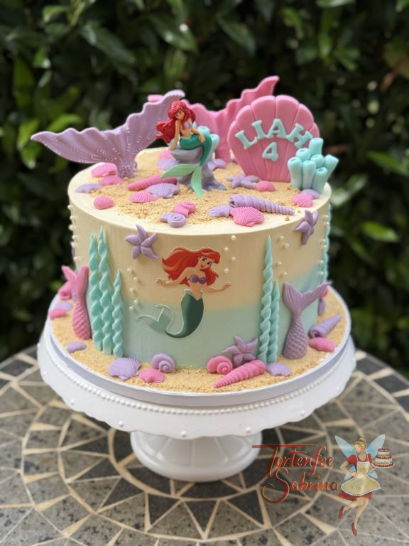 Geburtstagstorte - Ariells rotes Haar glänz unter und über dem Wasser, die Torte wurde noch mit bunten Meeresbewohnern verziert.
