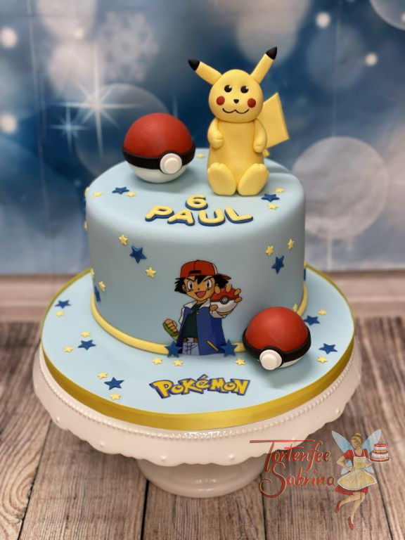 Geburtstagstorte Buben - Ash und Pikatchu sind gemeinsam auf der Torte mit zwei ihrer Pokebälle und vielen kleinen Sternen.