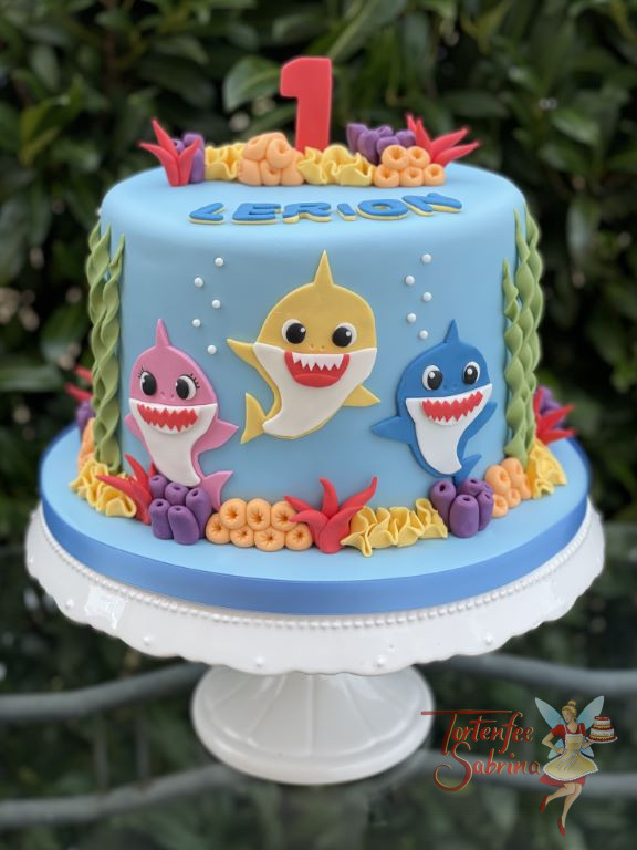 Geburtstagstorte Buben - Baby Shark Freunde winken von der Torte und fühlen sich wohl zwischen Anemonen und Korallen.