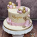 Geburtstagstorte Mädchen - Bärchen im rosa Kleid sitzt seitlich neben der Torte und hält ganz viele Luftballons fest.
