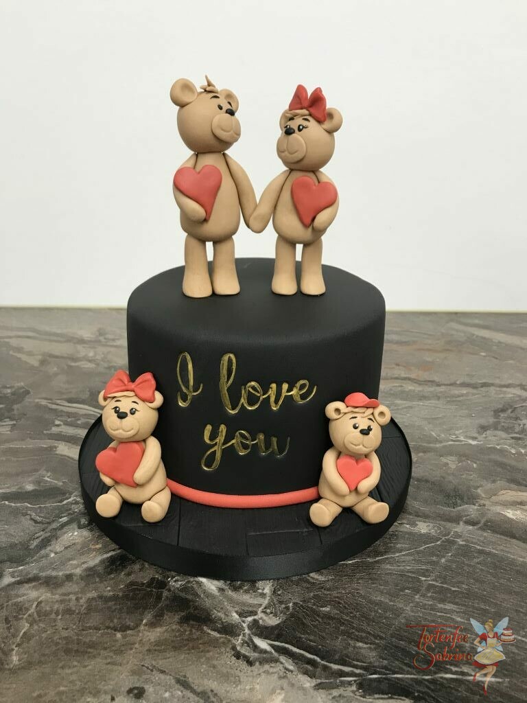 Geburtstagstorte Erwachsene - Bärchenfamilie ist auf dieser Torte vereint, jeder hält ein rotes Herz in der Hand auf der schwarz eingedeckten Torte.