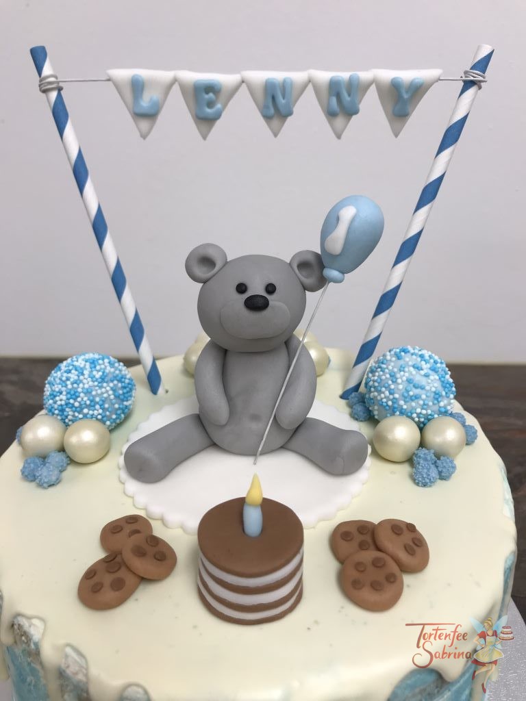 Geburtstagstorte - Bärenparty mit Torte und Keksen. Verziert mit Wimpelkette und Luftballon.