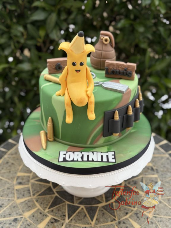 Geburtstagstorte Buben - Banana Skin von Fortnite ziert die Geburtstagstorte auf der ein grün-braunes Marblemuster eingearbeitet wurde.