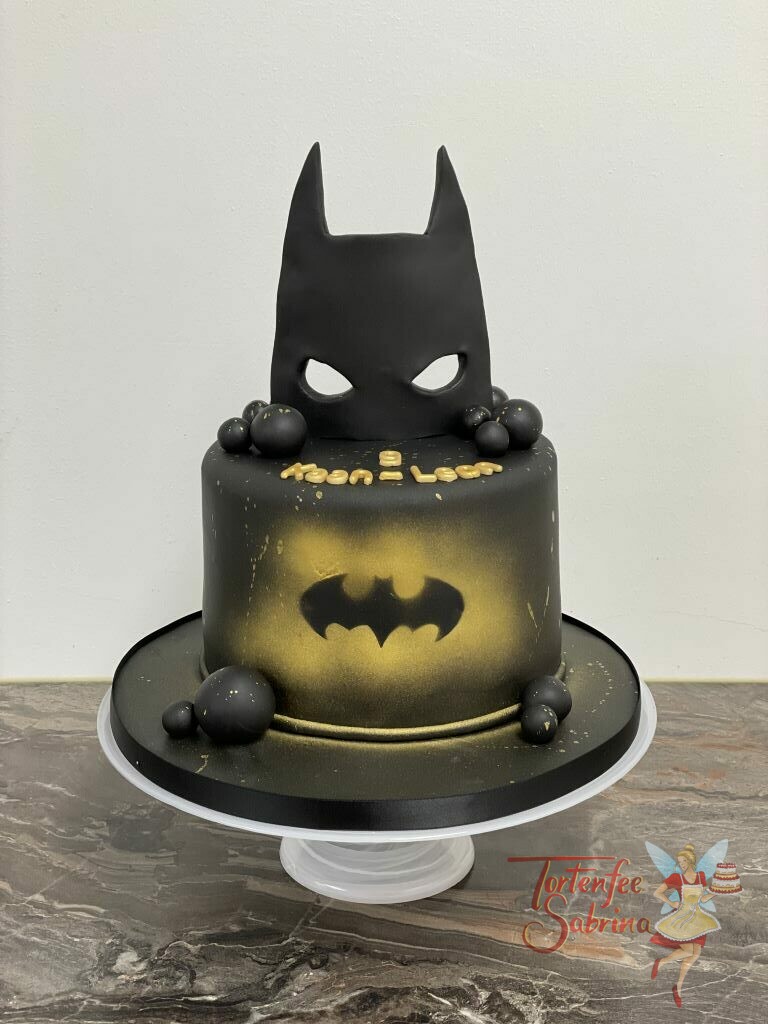 Geburtstagstorte Buben - Batman - Dark knight die Torte wurde mit der schwaren Maske und den Fledermaussymbol verziert.