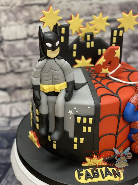 Geburtstagstorte Buben - Batman und Spiderman vereint auf einer Torte und sind gemeinsam in der dunklen Stadt unterwegs.