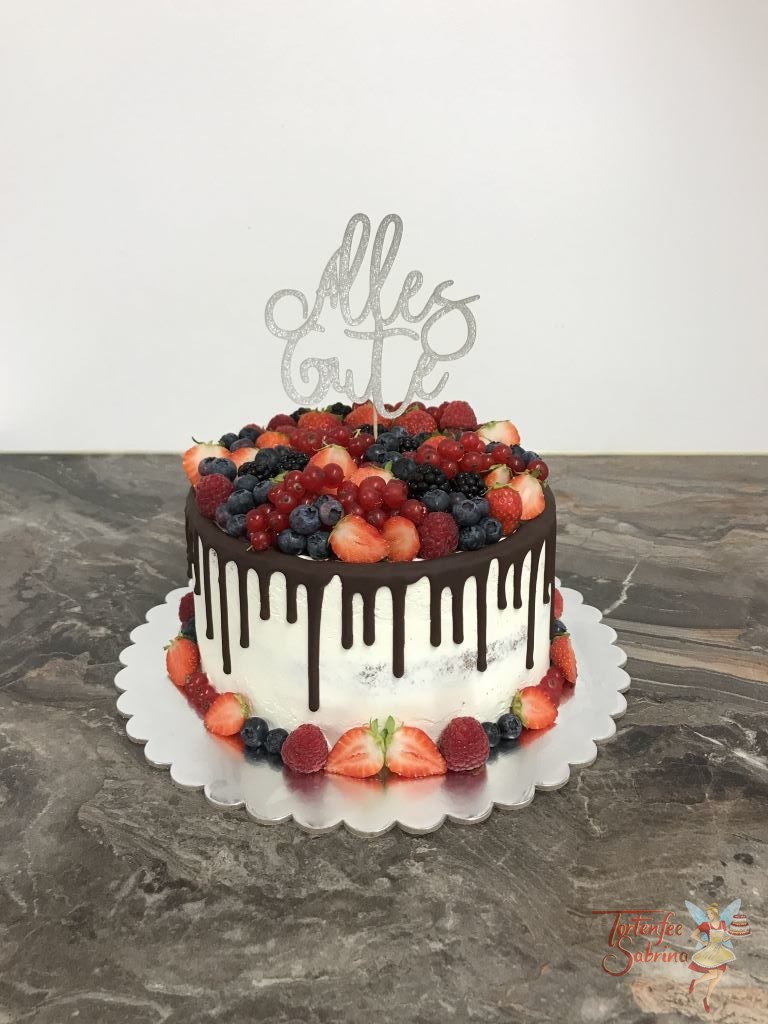 Geburtstagstorte Erwachsene - Beeren mit Beeren. Dieser Drip Cake wurde dekoriert mit Erdbeeren, Himbeeren, Ribiseln, Johannisbeeren und Brombeeren.