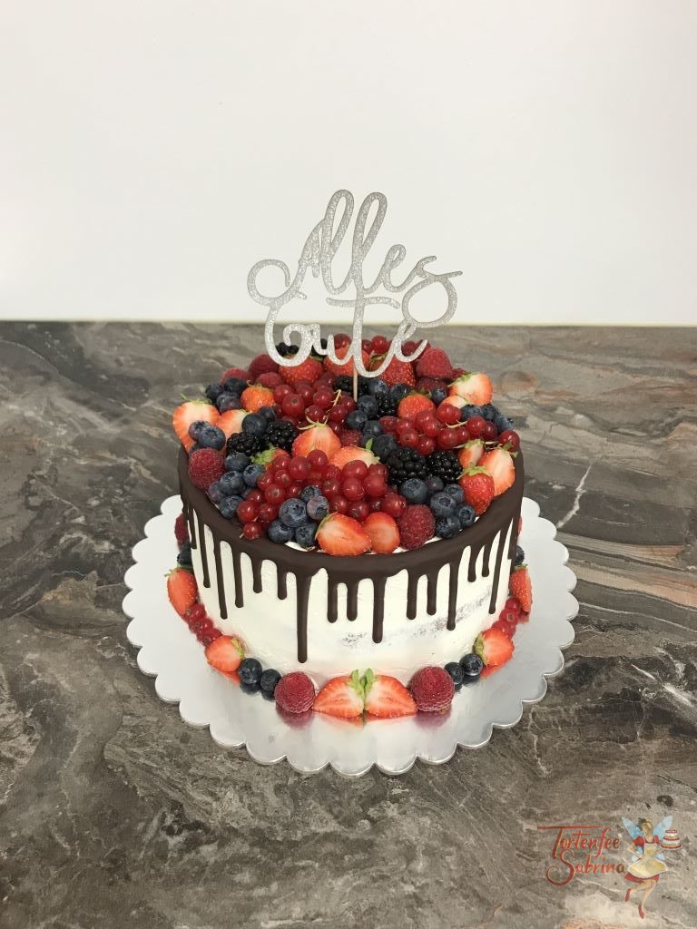 Geburtstagstorte Erwachsene - Beeren mit Beeren. Dieser Drip Cake wurde dekoriert mit Erdbeeren, Himbeeren, Ribiseln, Johannisbeeren und Brombeeren.