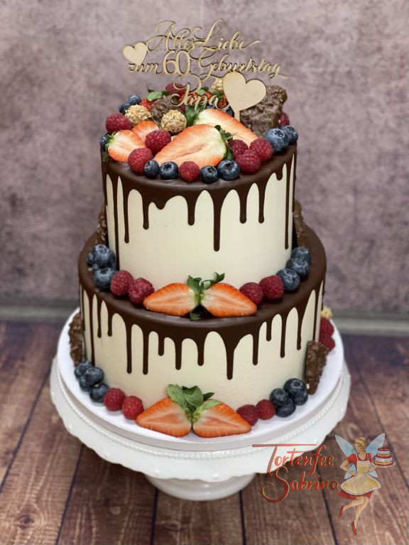 Geburtstagstorte Erwachsene - Beerenvariation mit Erdbeeren, Heidelbeeren und Himbeeren kommen hier auf dem Drip Cake zur Geltung.