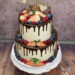 Geburtstagstorte Erwachsene - Beerenvariation mit Erdbeeren, Heidelbeeren und Himbeeren kommen hier auf dem Drip Cake zur Geltung.
