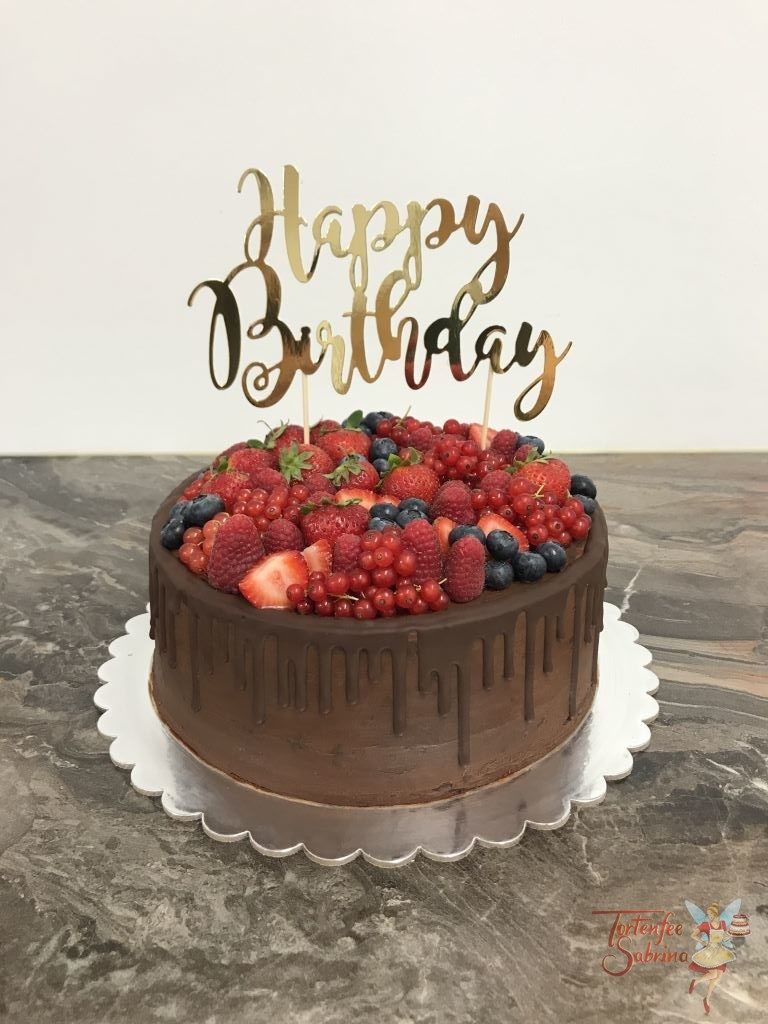Geburtstagtorte Erwachsene - Beerenzauber, ein Drip Cake verziert mit Erdbeeren, Ribiseln, Himbeeren und Heidelbeeren sowie einem Cake Topper.