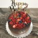 Geburtstagtorte Erwachsene - Beerenzauber, ein Drip Cake verziert mit Erdbeeren, Ribiseln, Himbeeren und Heidelbeeren sowie einem Cake Topper.