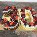 Geburtstagstorte - Beeriger 30er, wurde dekoriert mit Erdbeeren, Himbeeren, Heidelbeeren, Ribiseln und Brombeeren sie verschiedenen Schokoladepralinen.