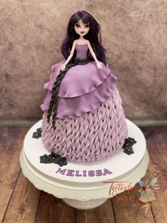 Geburtstagstorte Mädchen - Bezauberndes Puppenkleid wurde hier in Form einer Torte das üppige Kleid nachgestellt.