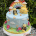 Geburtstagstorte Mädchen - Bienchen beim Sonnen auf der Blumenwiese, die Torte ziert noch ein Regenbogen ganz oben.