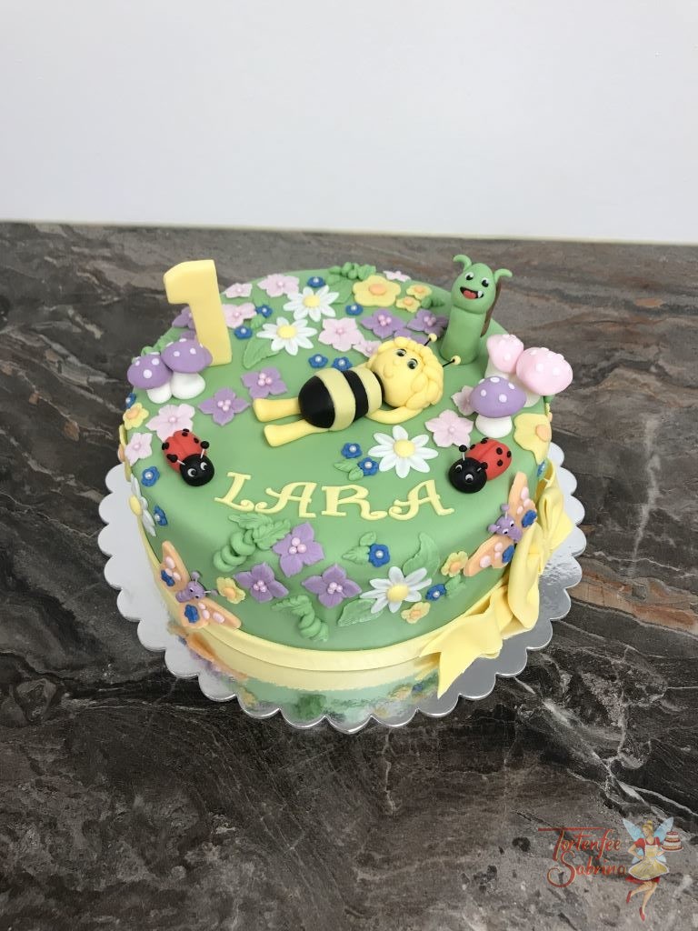 Geburtstagstorte Mädchen - Biene Maja in der Wiese umgeben von vielen verschieden Blumen. Mit dabei auch eine Schnecke, Käfer und Schmetterlinge.