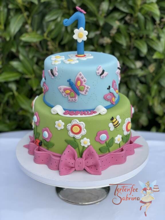 Geburtstagstorte Mädchen - Bienen und Schmetterlinge nach diesem Motto wurde diese Torte dekoriert, unterer Abschluß ist eine rosa Schleife.
