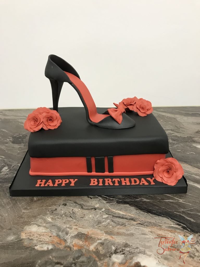 Geburtstagstorte Erwachsene - Black Heel with red roses. Die Torte in Form einer Schuhschachtel krönt ein schwarzer High Heel mit rotem Innenteil.