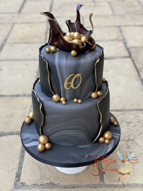 Geburtstagstorte Erwachsene - Black Marble mit vielen goldenen Kugeln die sich in einer kreativ geformten Zuckerschale befinden.