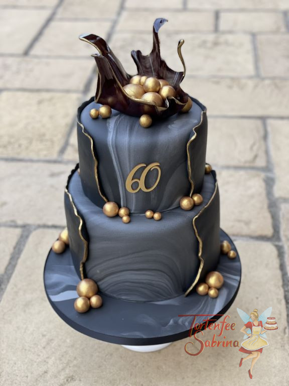 Geburtstagstorte Erwachsene - Black Marble mit vielen goldenen Kugeln die sich in einer kreativ geformten Zuckerschale befinden.