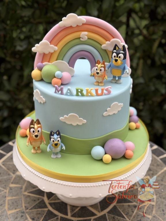 Geburtstagstorte Buben - Bluey beim Regenbogen ist sehr glücklich und hat seine ganze Familie mitgenommen.