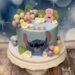 Geburtstagstorte Mädchen - Bunte Blasen von Stitch sind auf der ganzen Torte in verschiedenen Farben verteilt und Stitch vorne drauf.