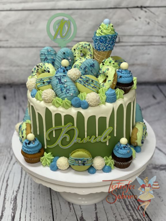 Geburtstagstorte Buben - Bunte Leckereien in den Farben blau und grün zieren den Drip Cake neben den Caketoppern.