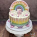 Geburtstagstorte Mädchen - Buntes Regebogenmuster verziert seitich die Torte, der Drip und der Regenbogen verschönern oben die Torte.
