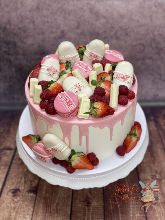 Geburtstagstorte Erwachsene - Cakesicles mit rosa Drip und Macarons verzieren diesen Drip Cake, ebenso sind noch Früchte auf der Torte.