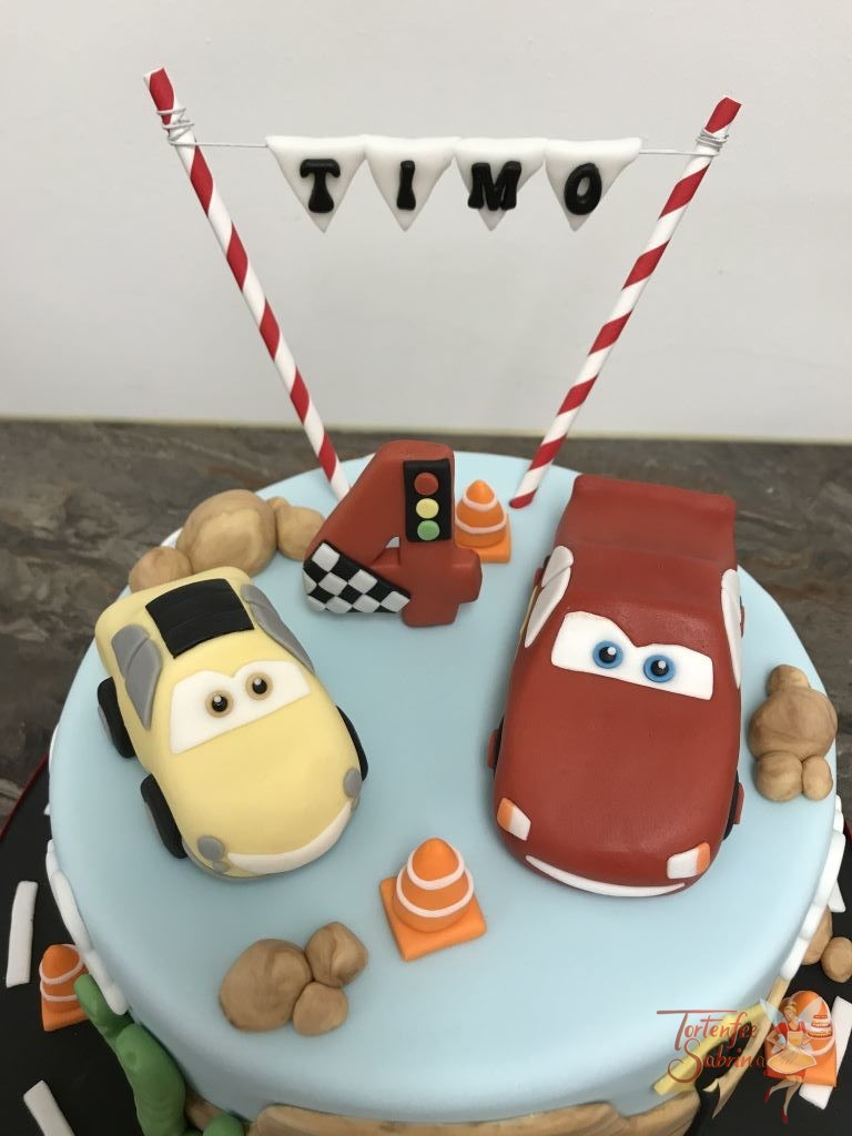 Geburtstagstorte - Cars unterwegs auf der Straße, hier wurden LightningMCQueen und Luigi modelliert mitten in der Wüstenlandschaft.